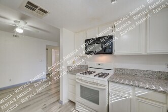 101 Luna Way in Las Vegas, NV - Foto de edificio - Building Photo