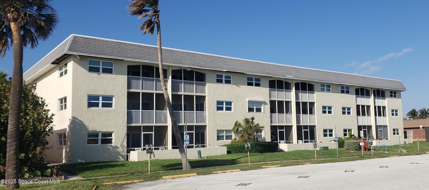 301 S Miramar Ave in Indialantic, FL - Building Photo