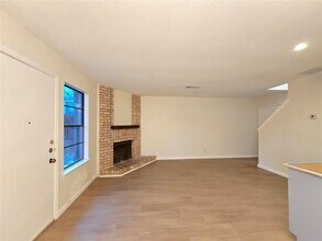 1305 Dobie Dr in Austin, TX - Foto de edificio - Building Photo