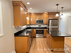 111 Scott Dyer Rd in Cape Elizabeth, ME - Building Photo - Building Photo