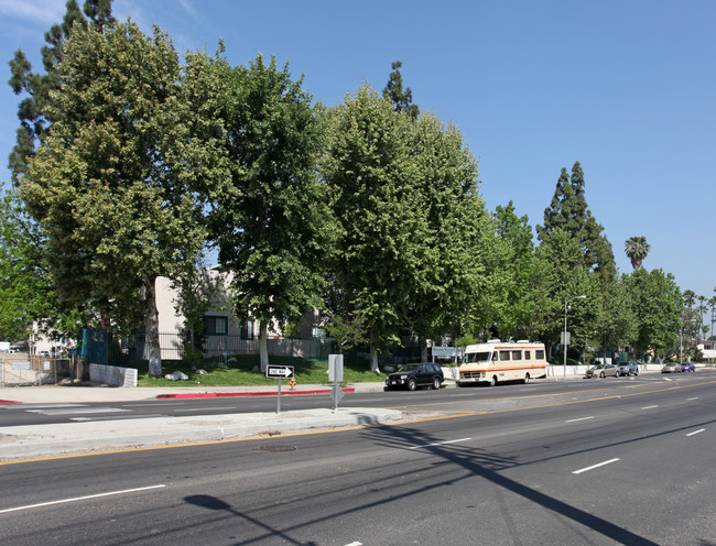 Balboa Village Apartments in Northridge, CA - Foto de edificio - Building Photo