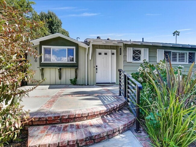 5036 Dumont Pl in Los Angeles, CA - Building Photo - Building Photo