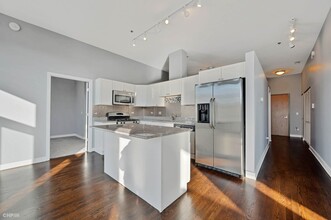 2 S Leavitt St in Chicago, IL - Building Photo - Building Photo