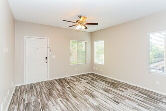8940 Glass Gallery Ct in Las Vegas, NV - Building Photo - Building Photo