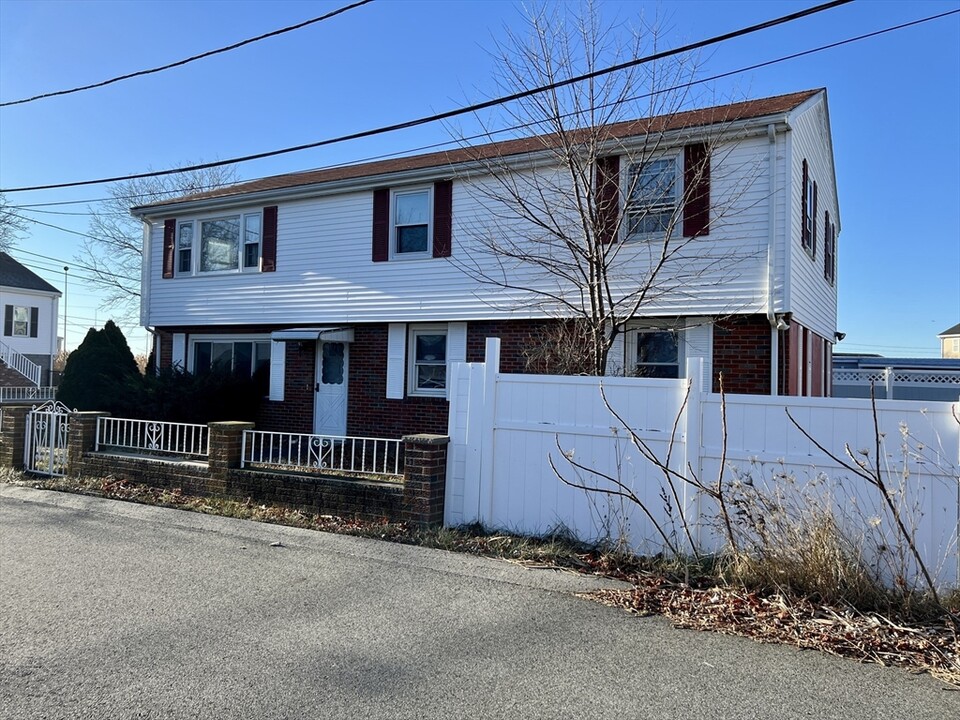 20 Harlow St, Unit #1 in Saugus, MA - Foto de edificio