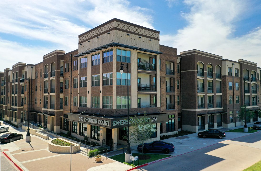 Emerson Court in Frisco, TX - Foto de edificio