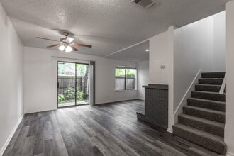 Shorewood Park Townhomes in Grapevine, TX - Building Photo - Interior Photo