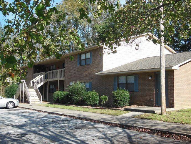 2651 MacGregor Downs Rd in Greenville, NC - Foto de edificio - Building Photo