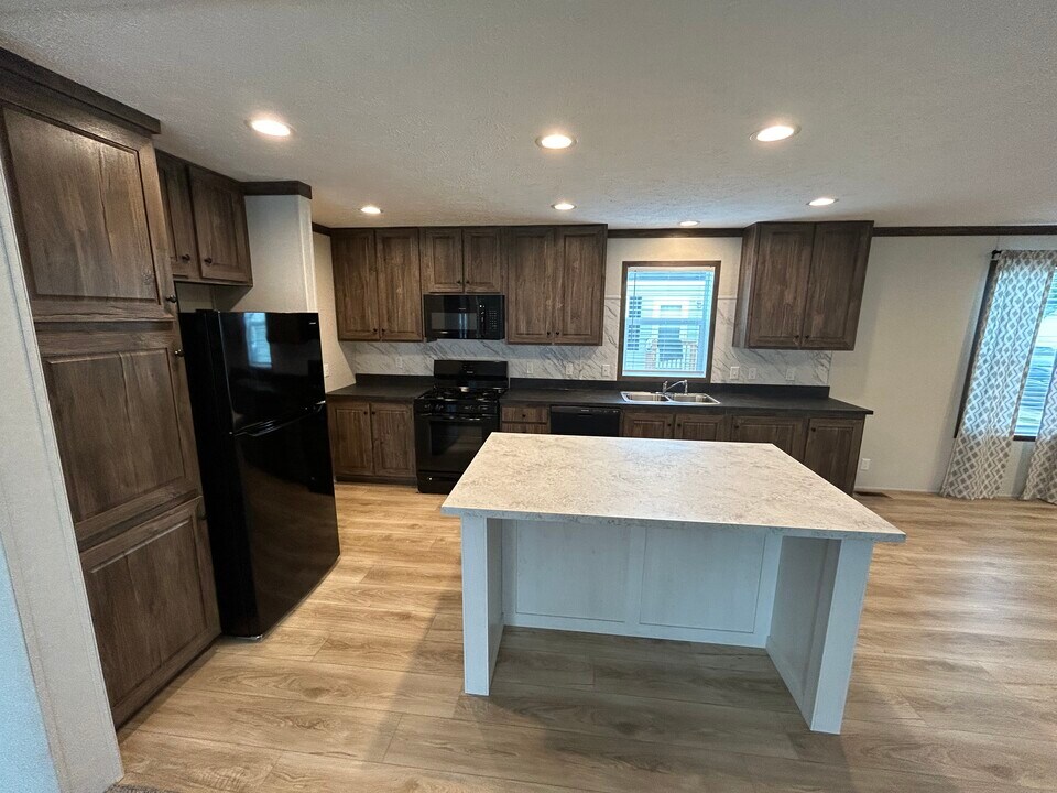 194 Colorado St in Belleville, MI - Building Photo