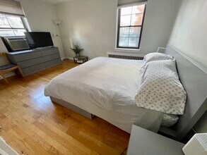 53 Harvard Ave, Unit 2 in Brookline, MA - Building Photo - Building Photo