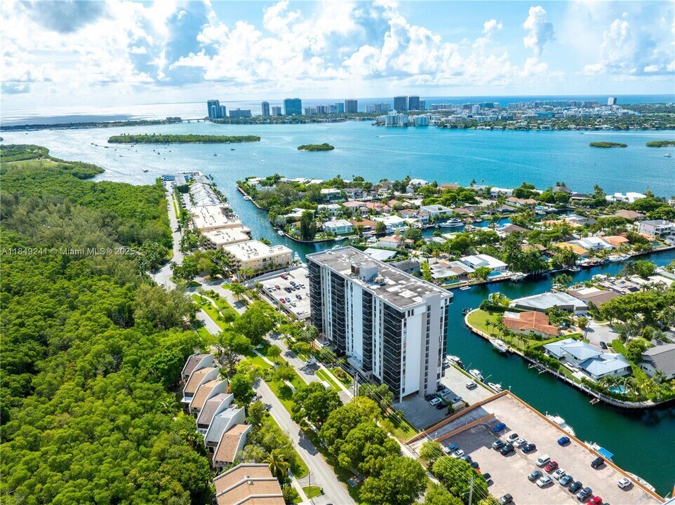 2500 NE 135th St in North Miami, FL - Building Photo