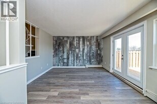 2251 Mountainside Dr in Burlington, ON - Building Photo