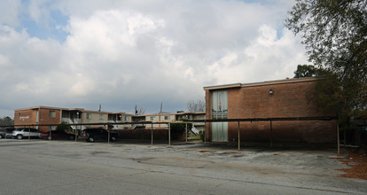 Kentwood Apartments in Houston, TX - Building Photo - Building Photo