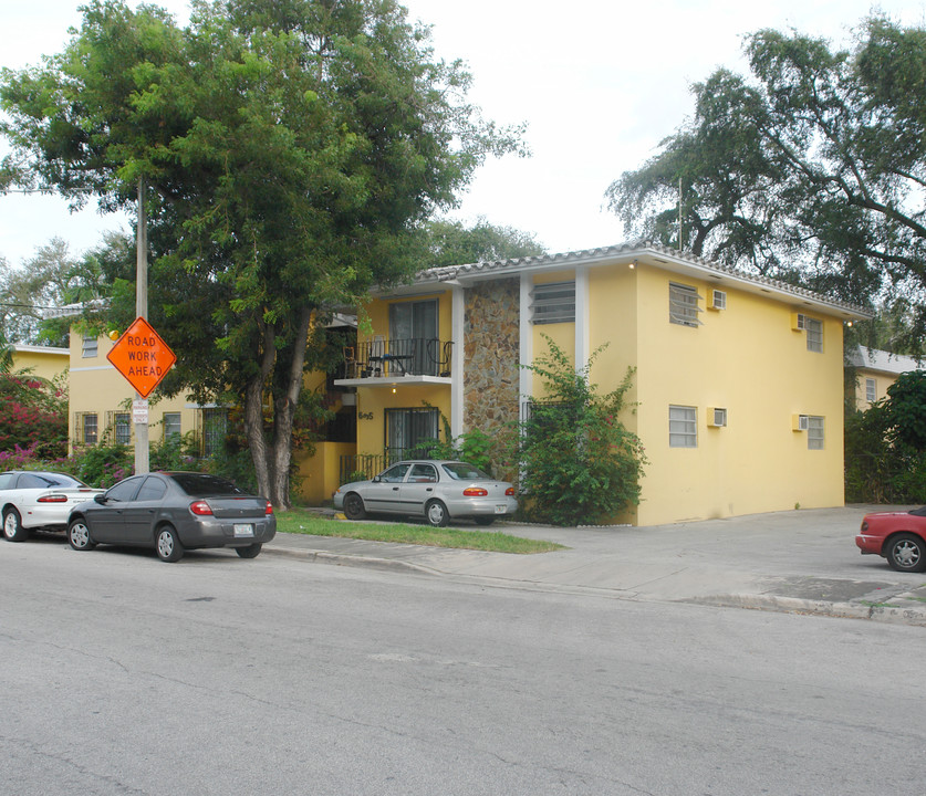 635 NE 64th St in Miami, FL - Foto de edificio