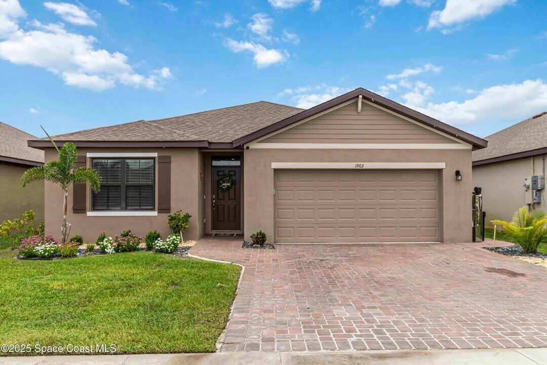 1903 Farmhouse Rd SE in Palm Bay, FL - Foto de edificio