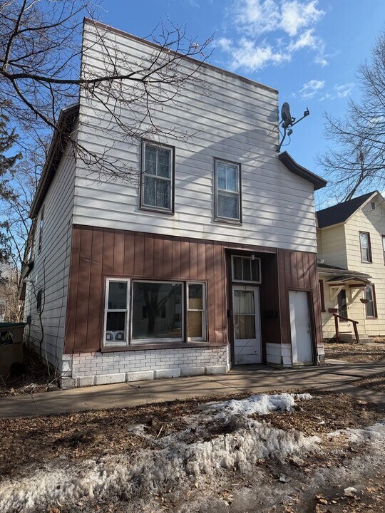 13 S Grove St in Chippewa Falls, WI - Building Photo