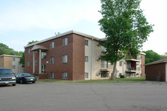 30 Sunset Dr E in Champlin, MN - Building Photo - Building Photo