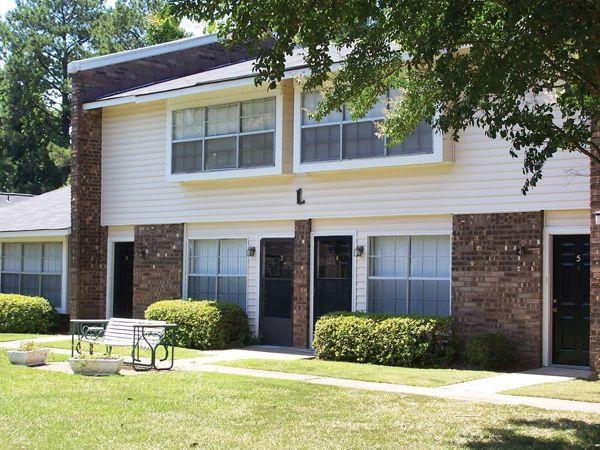 East Villa Apartments in Pearl, MS - Building Photo