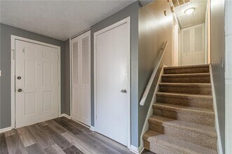 806 Houndstooth Trail NW in Lilburn, GA - Building Photo - Building Photo