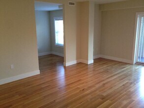 321 Hammond Pond Pky, Unit 301 in Chestnut Hill, MA - Building Photo - Building Photo