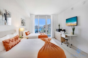 2602 E Hallandale Beach Blvd in Hallandale Beach, FL - Building Photo