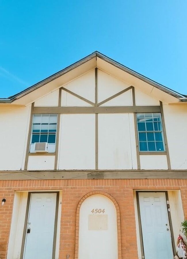 property at 4504 Hunt Cir
