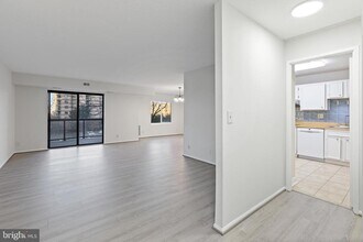 8340 Greensboro Dr in McLean, VA - Building Photo - Building Photo