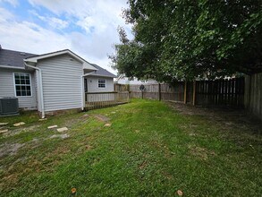 109 Creekview Dr in Jacksonville, NC - Foto de edificio - Building Photo