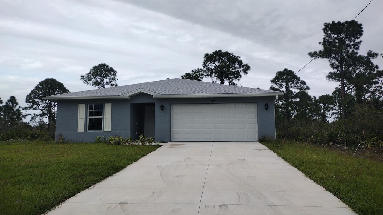 3102 69th St W in Lehigh Acres, FL - Building Photo