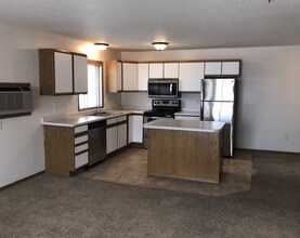 Royal Oaks Apartments in Fargo, ND - Foto de edificio - Building Photo