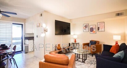 5301 E Waverly Dr in Palm Springs, CA - Building Photo - Building Photo