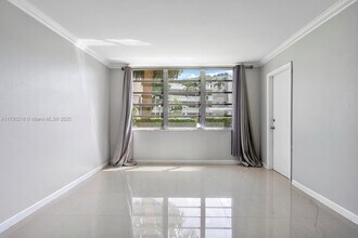 1680 NE 191st St in Miami, FL - Building Photo - Building Photo