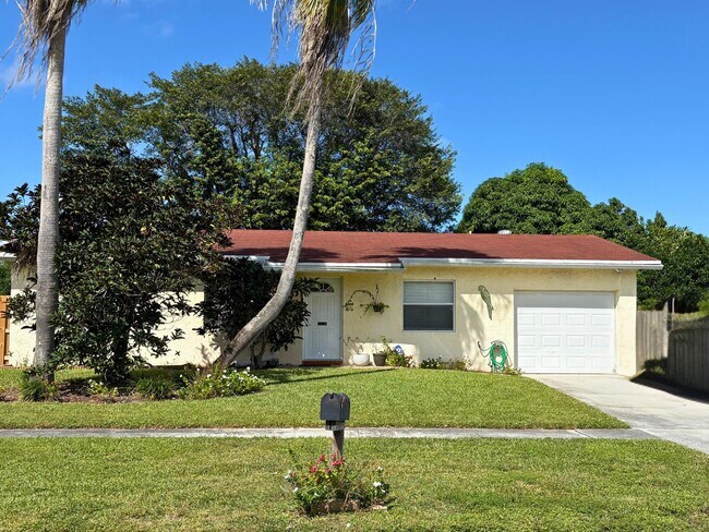2589 Dolphin Dr in Delray Beach, FL - Building Photo - Building Photo