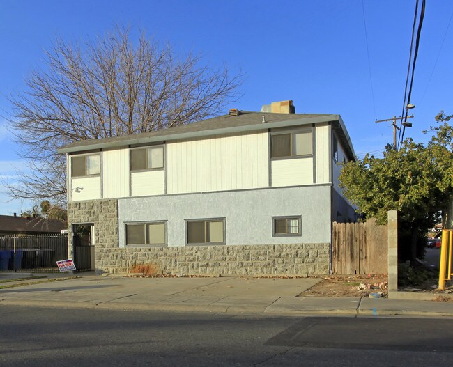 5341 Young St in Sacramento, CA - Foto de edificio - Building Photo