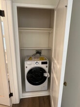 6131 Ranchito Ave in Van Nuys, CA - Foto de edificio - Building Photo