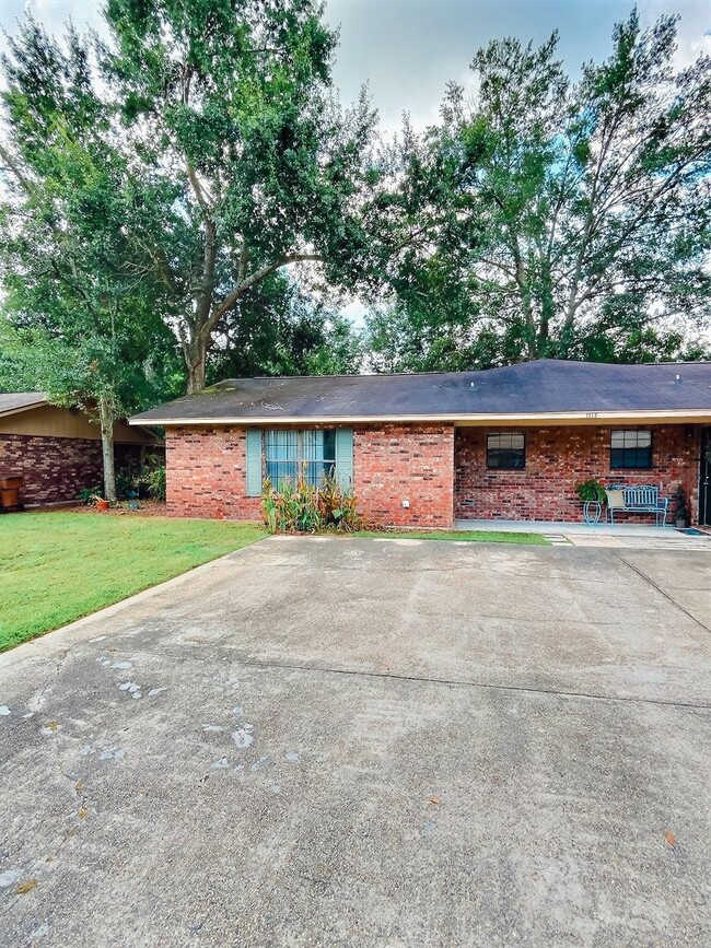 property at 1113 Hickory Dr
