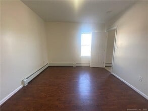 285 Waterview Ave in Bridgeport, CT - Building Photo - Building Photo