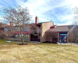 875 GreenView Ct in Rochester Hills, MI - Building Photo