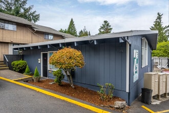 Capitol Gardens in Portland, OR - Foto de edificio - Building Photo