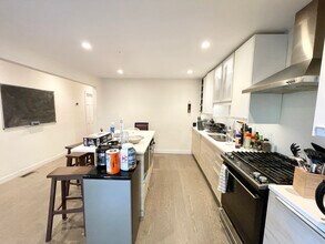 21 Iroquois St, Unit 1 in Boston, MA - Foto de edificio - Building Photo