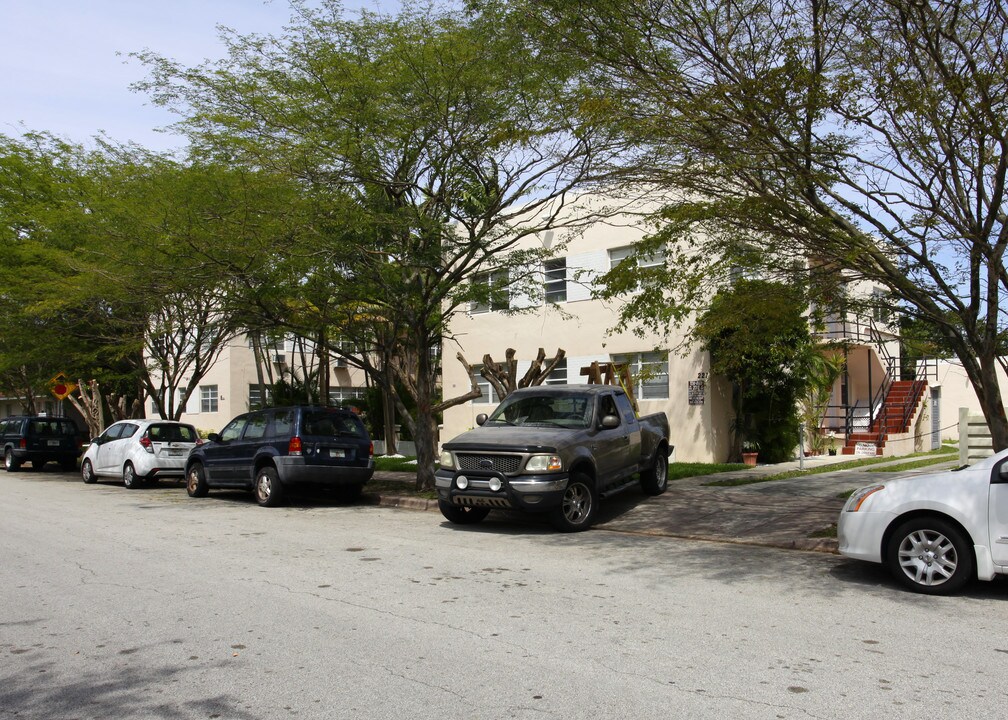 221 Zamora Ave in Coral Gables, FL - Building Photo