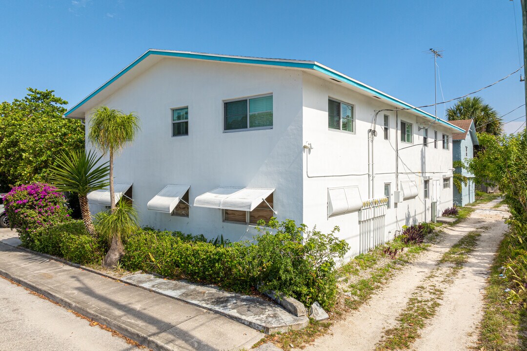 Downtowner in Lake Worth Beach, FL - Building Photo