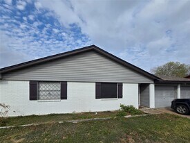 1411 Dorsetshire Dr in Pasadena, TX - Building Photo