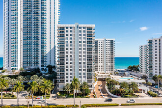 Aquarius in Hollywood, FL - Foto de edificio - Building Photo