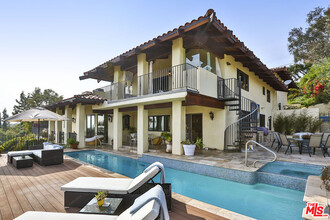 3504 Coast View Dr in Malibu, CA - Foto de edificio - Building Photo