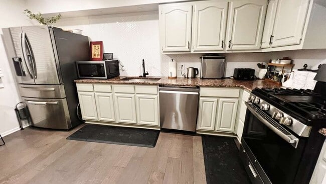 1065 Hiawatha Dr in Elgin, IL - Building Photo - Building Photo