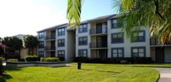 718 Executive Center Dr-Unit -APT 34 in West Palm Beach, FL - Building Photo - Building Photo