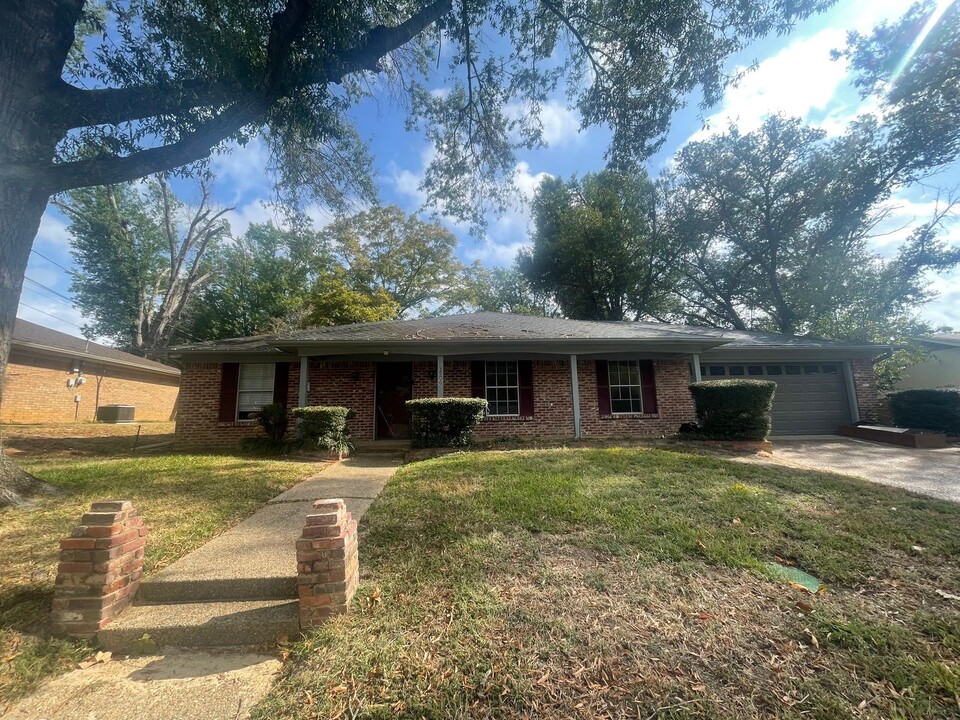 3906 S Donnybrook Ave in Tyler, TX - Building Photo