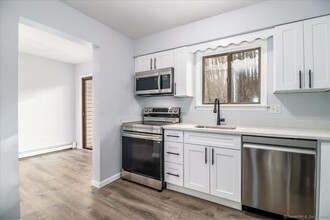 38 Homestead Ln in Brookfield, CT - Foto de edificio - Building Photo