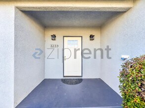 3233 Easy Ave in Long Beach, CA - Building Photo - Building Photo